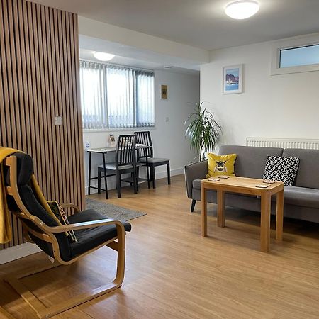 The Garden Apartment نيوتن أبوت المظهر الخارجي الصورة