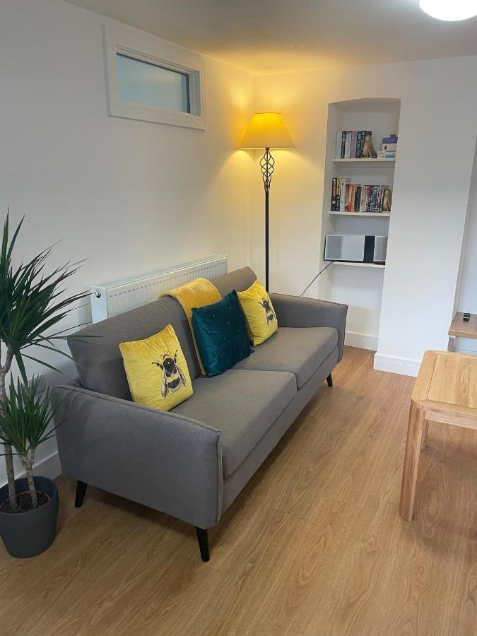 The Garden Apartment نيوتن أبوت المظهر الخارجي الصورة